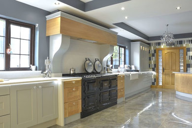 Imagen de cocina clásica renovada abierta con fregadero sobremueble, armarios estilo shaker, puertas de armario grises, encimera de cuarcita y península