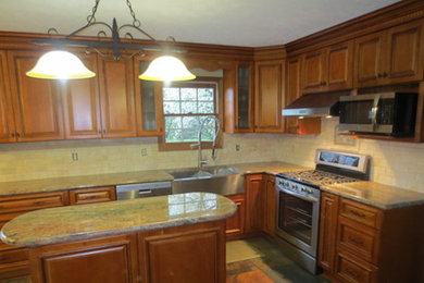 Idéer för att renovera ett mellanstort vintage kök, med en rustik diskho, luckor med upphöjd panel, skåp i mellenmörkt trä, granitbänkskiva, beige stänkskydd, stänkskydd i keramik, rostfria vitvaror, klinkergolv i keramik och en köksö