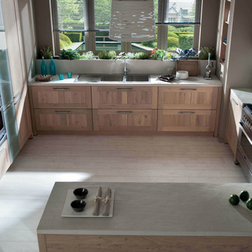 Light wood shaker style Kitchen with peninsula by Schmidt Barnet