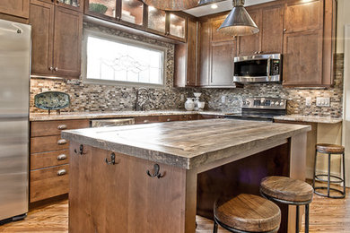Mittelgroße Rustikale Küche in L-Form mit Schrankfronten im Shaker-Stil, dunklen Holzschränken, Arbeitsplatte aus Holz, bunter Rückwand, Küchengeräten aus Edelstahl, braunem Holzboden und Kücheninsel in Atlanta