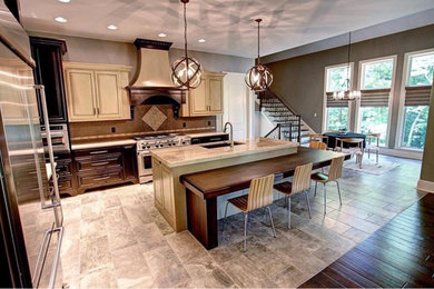Foto på ett avskilt, stort funkis linjärt kök, med en nedsänkt diskho, luckor med upphöjd panel, skåp i ljust trä, granitbänkskiva, brunt stänkskydd, rostfria vitvaror och en köksö
