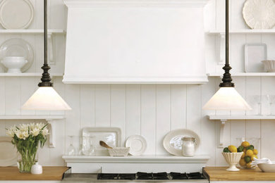Diseño de cocina clásica renovada de tamaño medio con armarios con paneles lisos, puertas de armario blancas y electrodomésticos de acero inoxidable