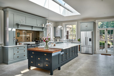Klassische Küche mit blauen Schränken, Quarzit-Arbeitsplatte, Kücheninsel und weißer Arbeitsplatte in Sonstige
