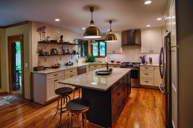 Ejemplo de cocinas en L minimalista de tamaño medio con despensa, fregadero integrado, encimera de mármol, salpicadero blanco, suelo laminado, suelo naranja y encimeras blancas