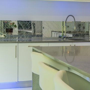"LIQUID" Mirror kitchen splashback by CreoGlass Design