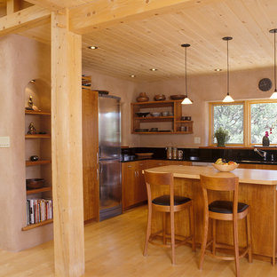 Foto di una cucina etnica con ante lisce, ante in legno scuro e elettrodomestici in acciaio inossidabile