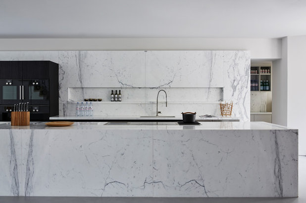 Contemporary Kitchen by Cheyne Construction