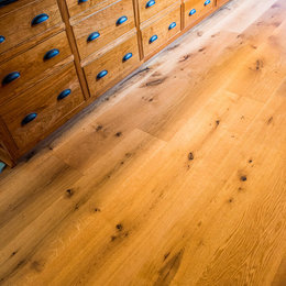 https://www.houzz.com/hznb/photos/live-sawn-white-oak-wide-plank-flooring-farmhouse-kitchen-boston-phvw-vp~65162158