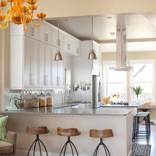 Foto di una cucina tradizionale con lavello stile country, ante con riquadro incassato, ante bianche, paraspruzzi bianco, paraspruzzi con piastrelle diamantate e elettrodomestici in acciaio inossidabile