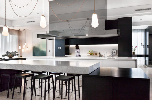 Modern Kitchen by Leon House Design
