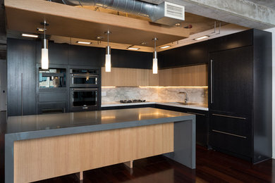 Eat-in kitchen - mid-sized modern l-shaped dark wood floor and brown floor eat-in kitchen idea in Dallas with a single-bowl sink, flat-panel cabinets, black cabinets, quartz countertops, white backsplash, porcelain backsplash, black appliances, an island and gray countertops