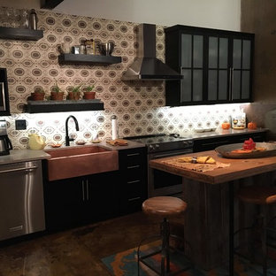 Idee per una cucina industriale con lavello stile country, ante di vetro, ante nere, top in marmo, paraspruzzi con piastrelle di cemento, elettrodomestici in acciaio inossidabile, pavimento in cemento e top rosa