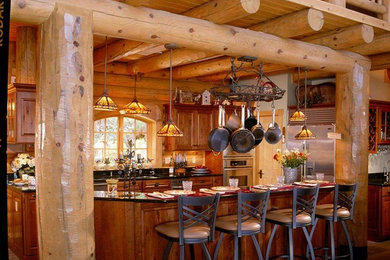 他の地域にあるラスティックスタイルのおしゃれなペニンシュラキッチン (シルバーの調理設備、セラミックタイルの床) の写真