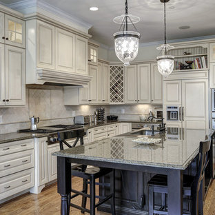 Foto de cocina clásica con salpicadero de azulejos tipo metro y electrodomésticos de acero inoxidable