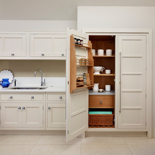 Immagine di un'ampia cucina ad ambiente unico minimal con ante in stile shaker e isola