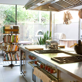 Foto di una cucina stile shabby con top in acciaio inossidabile, ante lisce, ante in acciaio inossidabile e elettrodomestici in acciaio inossidabile