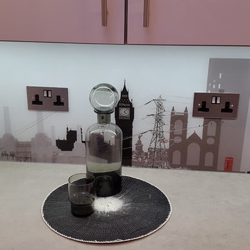 London Skyline glass splashback with integrated sockets