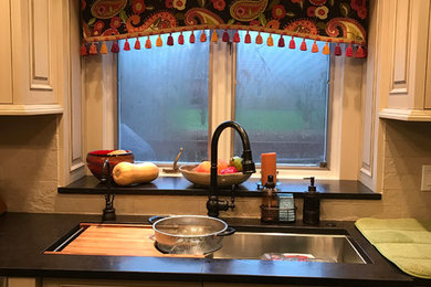 シカゴにあるトラディショナルスタイルのおしゃれなキッチンの写真