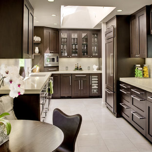 Foto di una cucina chic con ante di vetro, ante in legno bruno, top in quarzo composito, elettrodomestici da incasso e paraspruzzi beige