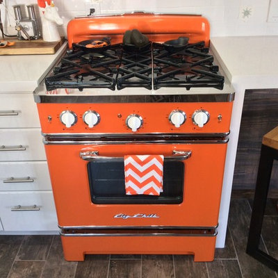 Eat-in kitchen - mid-sized eclectic l-shaped eat-in kitchen idea in Los Angeles with an undermount sink, raised-panel cabinets, white cabinets, white backsplash, subway tile backsplash, colored appliances and no island