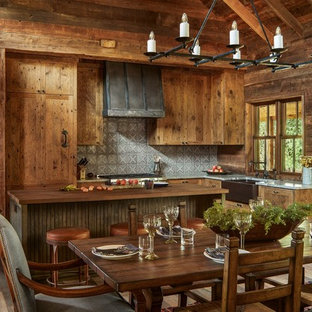 Foto di una cucina rustica con lavello stile country, ante in legno scuro, paraspruzzi grigio, isola, top grigio e parquet chiaro
