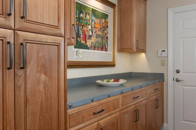 Exemple d'une grande cuisine chic en bois clair avec un placard avec porte à panneau encastré.