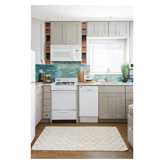 https://st.hzcdn.com/fimgs/pictures/kitchens/lowes-diamond-brand-cabinets-in-cloud-gray-and-colorful-beach-decor-danielle-interior-design-and-decor-img~027112cd060704c3_8441-1-87aa162-w320-h320-b1-p10.jpg
