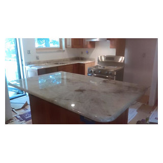 https://st.hzcdn.com/fimgs/pictures/kitchens/lucent-quartzite-countertop-wisconsin-granite-design-img~a0710f1607f6781f_8244-1-4233c56-w320-h320-b1-p10.jpg