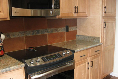 フェニックスにあるお手頃価格のトランジショナルスタイルのおしゃれなキッチン (レイズドパネル扉のキャビネット、淡色木目調キャビネット、御影石カウンター、シルバーの調理設備) の写真