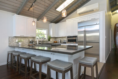 This is an example of a contemporary kitchen in Hawaii.