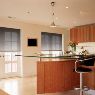 Esempio di una cucina minimalista di medie dimensioni con lavello sottopiano, ante lisce, ante in legno scuro, top in vetro, paraspruzzi bianco, parquet chiaro e pavimento beige