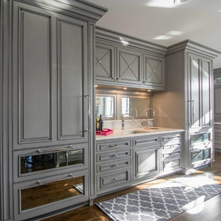Foto di un'ampia cucina stile shabby con lavello sottopiano, ante grigie, top in marmo, paraspruzzi bianco, elettrodomestici in acciaio inossidabile, parquet scuro, 2 o più isole e ante con riquadro incassato
