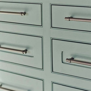 Immagine di un'ampia cucina country con lavello stile country, ante in stile shaker, ante turchesi, top in marmo, paraspruzzi marrone, paraspruzzi in marmo, elettrodomestici da incasso, pavimento con piastrelle in ceramica, isola, pavimento marrone e top marrone