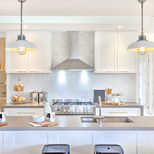 Ispirazione per una cucina minimalista di medie dimensioni con lavello da incasso, paraspruzzi bianco, paraspruzzi con piastrelle in ceramica, elettrodomestici in acciaio inossidabile, pavimento in legno massello medio e pavimento giallo