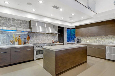 ロサンゼルスにある広いコンテンポラリースタイルのおしゃれなキッチン (中間色木目調キャビネット、マルチカラーのキッチンパネル、シルバーの調理設備、ベージュの床) の写真