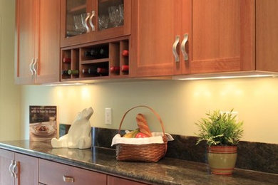 Foto de cocina lineal clásica de tamaño medio con armarios estilo shaker, encimera de mármol y suelo de madera clara