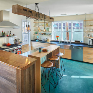Esempio di una cucina boho chic di medie dimensioni con lavello stile country, ante lisce, ante in legno chiaro, top in acciaio inossidabile, elettrodomestici in acciaio inossidabile, pavimento in cemento e pavimento turchese