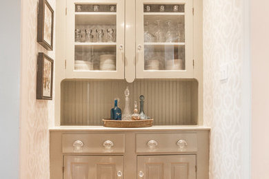 Foto de cocina lineal clásica renovada pequeña con despensa, armarios con paneles con relieve, puertas de armario grises, encimera de madera y salpicadero verde