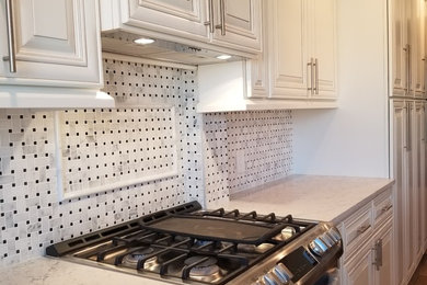 Idéer för att renovera ett mellanstort funkis vit vitt kök, med en rustik diskho, luckor med upphöjd panel, vita skåp, bänkskiva i kvarts, flerfärgad stänkskydd, stänkskydd i marmor, rostfria vitvaror, klinkergolv i porslin, en köksö och flerfärgat golv