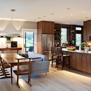 Moderne Wohnküche mit Unterbauwaschbecken, flächenbündigen Schrankfronten, dunklen Holzschränken, Küchenrückwand in Orange, Küchengeräten aus Edelstahl, hellem Holzboden und Halbinsel in Portland Maine