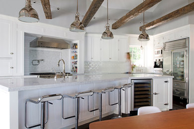 Idéer för att renovera ett stort eklektiskt kök och matrum, med en rustik diskho, släta luckor, vita skåp, marmorbänkskiva, vitt stänkskydd, stänkskydd i porslinskakel, rostfria vitvaror, mörkt trägolv och en köksö
