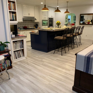 75+ Küchen mit Arbeitsplatte aus Fliesen und Vinylboden Ideen & Bilder