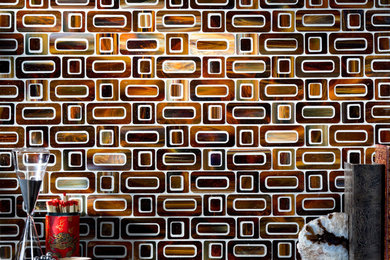 ルイビルにある高級な中くらいなアジアンスタイルのおしゃれなII型キッチン (ライムストーンカウンター、茶色いキッチンパネル、ガラスタイルのキッチンパネル) の写真