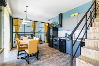 Стильный дизайн: кухня среднего размера в стиле модернизм с обеденным столом, стеклянными фасадами и полом из керамической плитки - последний тренд