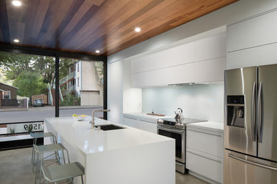 Kitchen - modern kitchen idea in Sacramento