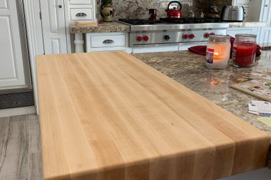 Foto de cocina comedor lineal minimalista de tamaño medio con encimera de madera y una isla