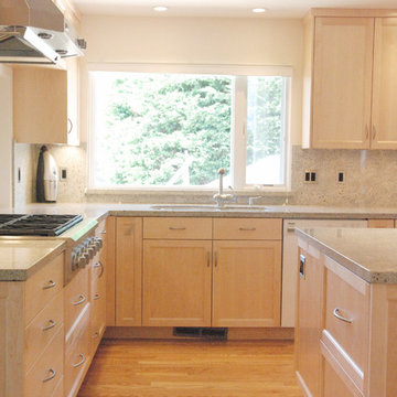 Maple shaker door kitchen in Corralitas