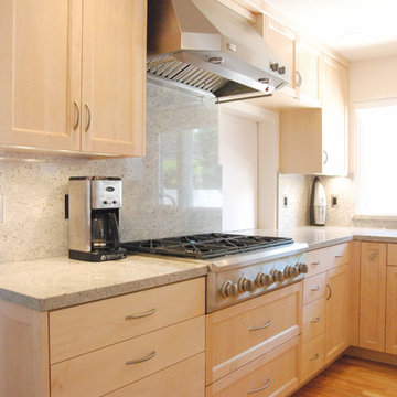 Maple shaker door kitchen in Corralitas