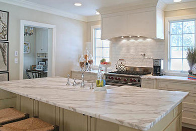 Offene, Große Küche mit weißen Schränken, Marmor-Arbeitsplatte, Küchenrückwand in Weiß, Küchengeräten aus Edelstahl und Kücheninsel in Boston