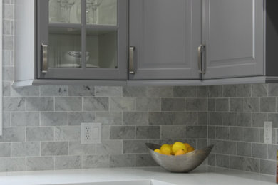 Modern inredning av ett avskilt, mellanstort u-kök, med en dubbel diskho, luckor med upphöjd panel, grå skåp, bänkskiva i kvartsit, grått stänkskydd, stänkskydd i marmor, rostfria vitvaror, klinkergolv i porslin och vitt golv